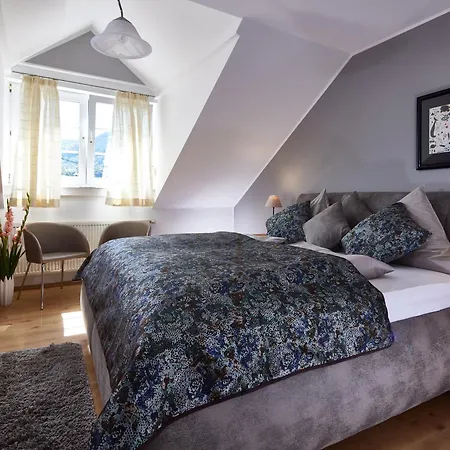 Gaestehaus Classisches Weingut Hoffranzen * Mehring (Rhineland-Palatinate)